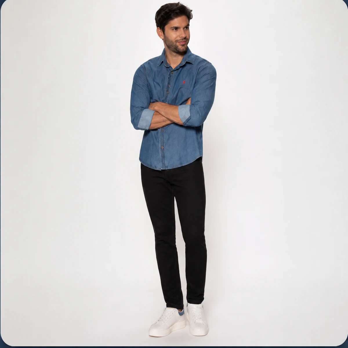 Modelo con camisa de mezclilla y pantalón oscuro